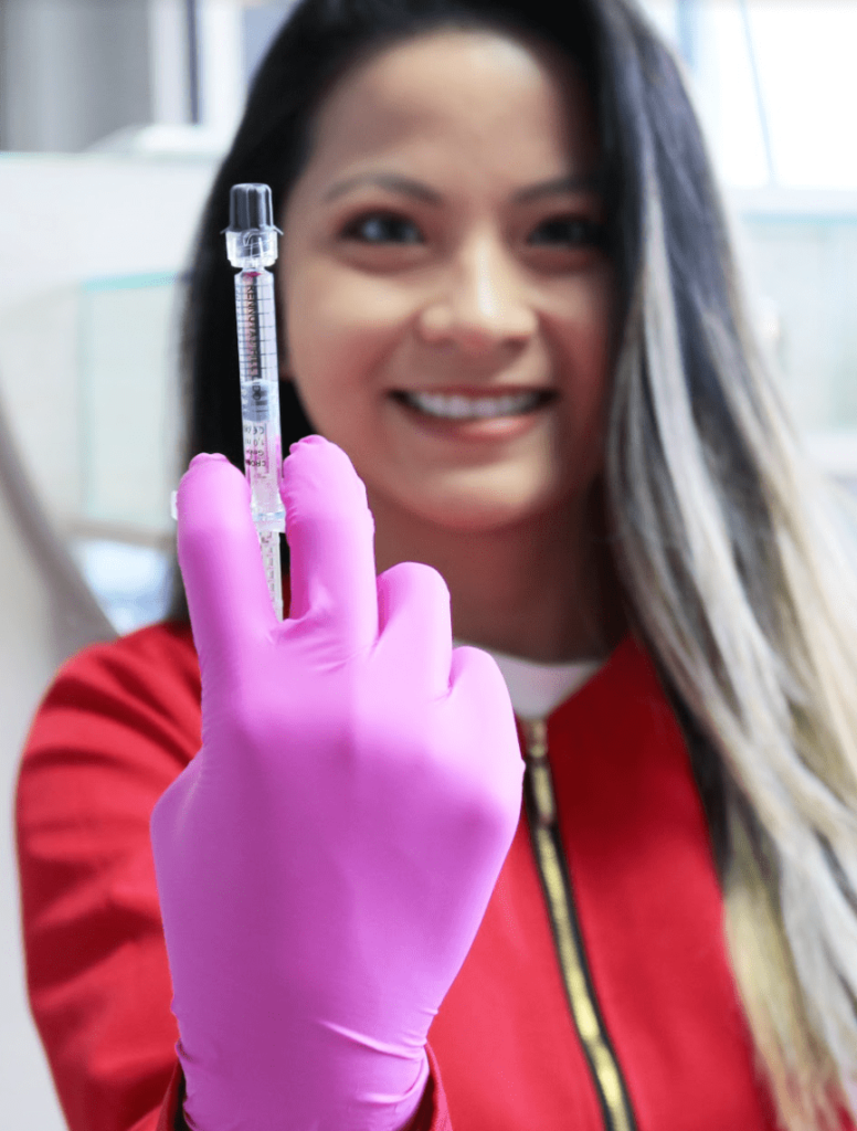 Dentista segurando botox